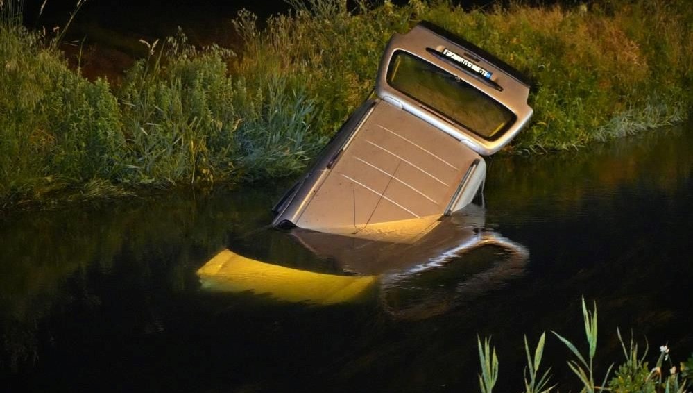 Otomobil su kanalına uçtu: Sürücü yüzerek kaçtı