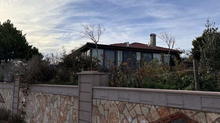 secil-erzanin-bozcaadadaki-evi-icradan-satildi-ibOGnNKj.jpg