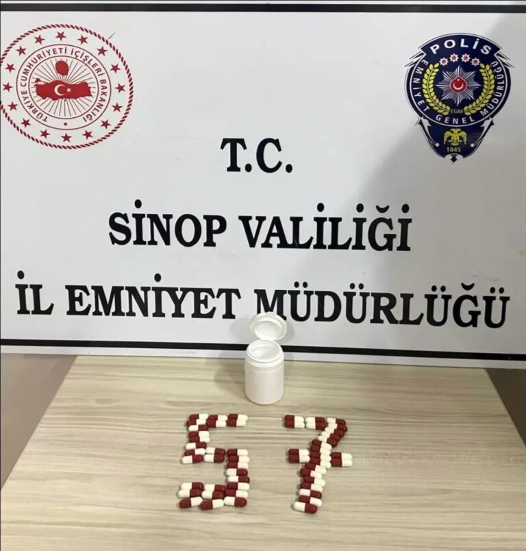 sinopta-53-sentetik-ecza-ele-gecirildi-AgM8qqjz.jpg