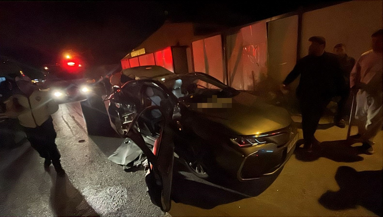 Çakmak gazı tüpü bomba gibi patladı: Otomobilin tavanı ve camları parçalandı