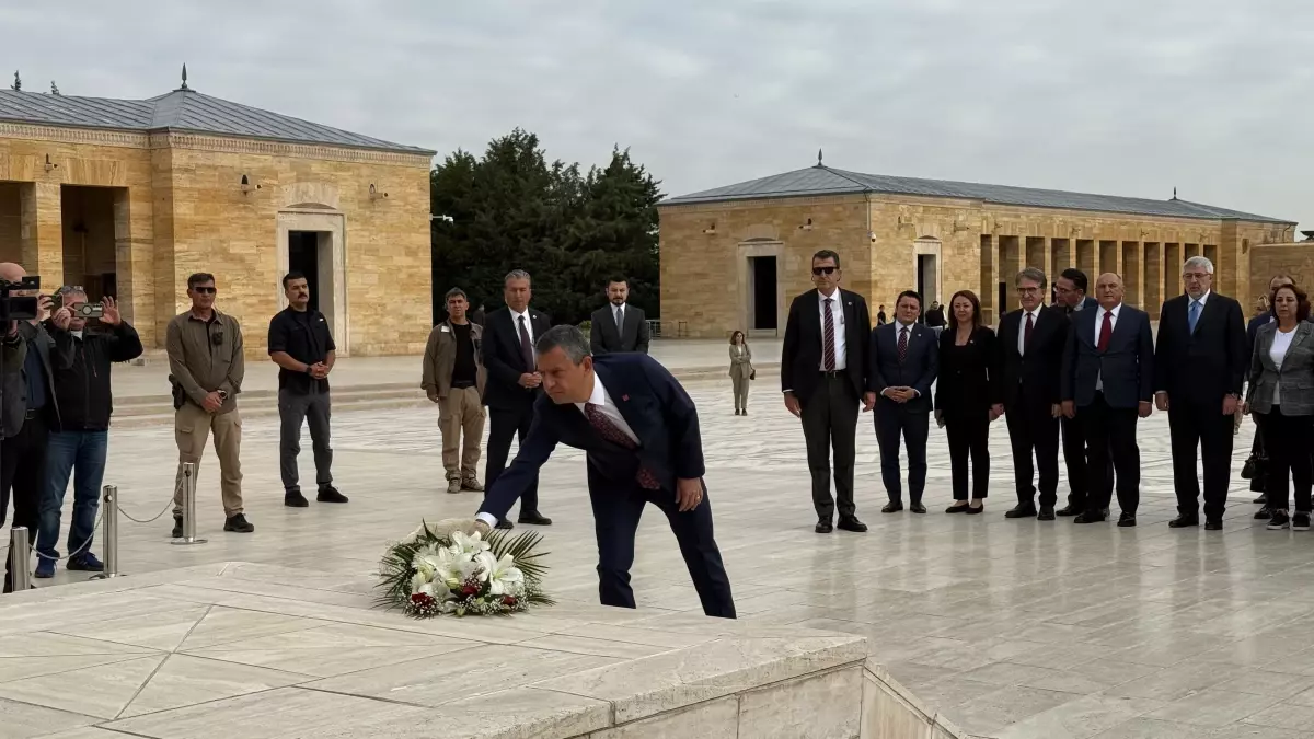 CHP Genel Başkanı Özgür Özel, Parti Meclisi ve YDK üyeleriyle Anıtkabir’i ziyaret etti