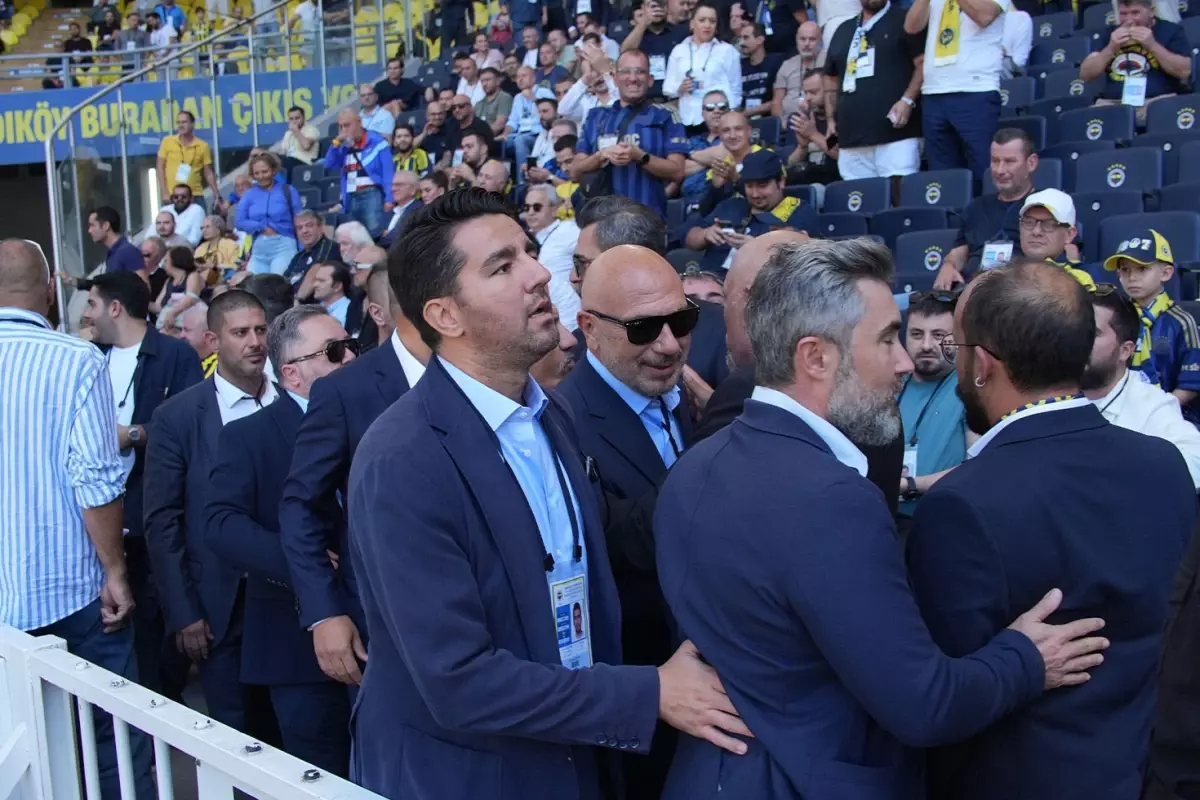 Fenerbahçe başkan adaylığından çekilen Hakan Bilal Kutlualp, yoğun ilgiyle karşılandı