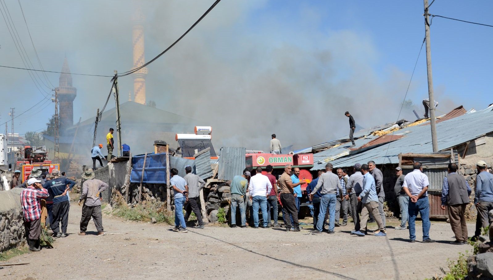 Sarıkamış’ta yangın: İki ev ile iki ahır yandı