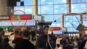 avmde yemek kati karisti sandalyeler havada ucustu zSC9TE5L.jpg