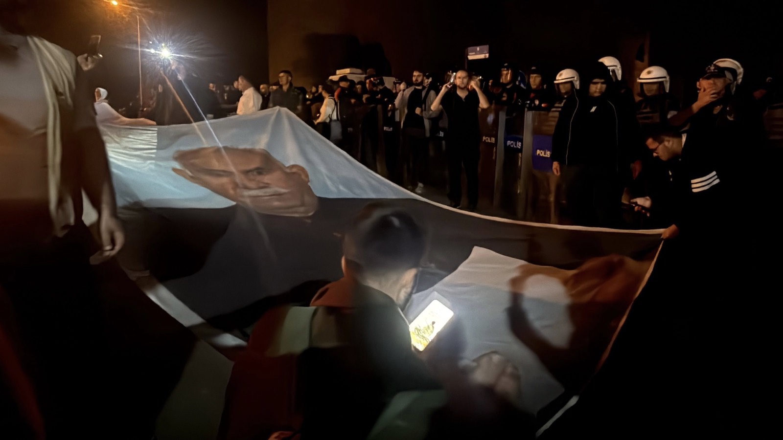 diyarbakirdaki ocalana ozgurluk yuruyusunde polise dusman denmesine yerlikayadan tepki cozum surecine karsi suikast tesebbusu jXclYmvx.jpg