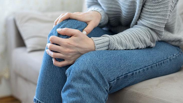 Dizinizdeki ağrılar adım atmayı bile önlüyorsa dikkat! Sebebi ekleminizdeki kireçlenme olabilir