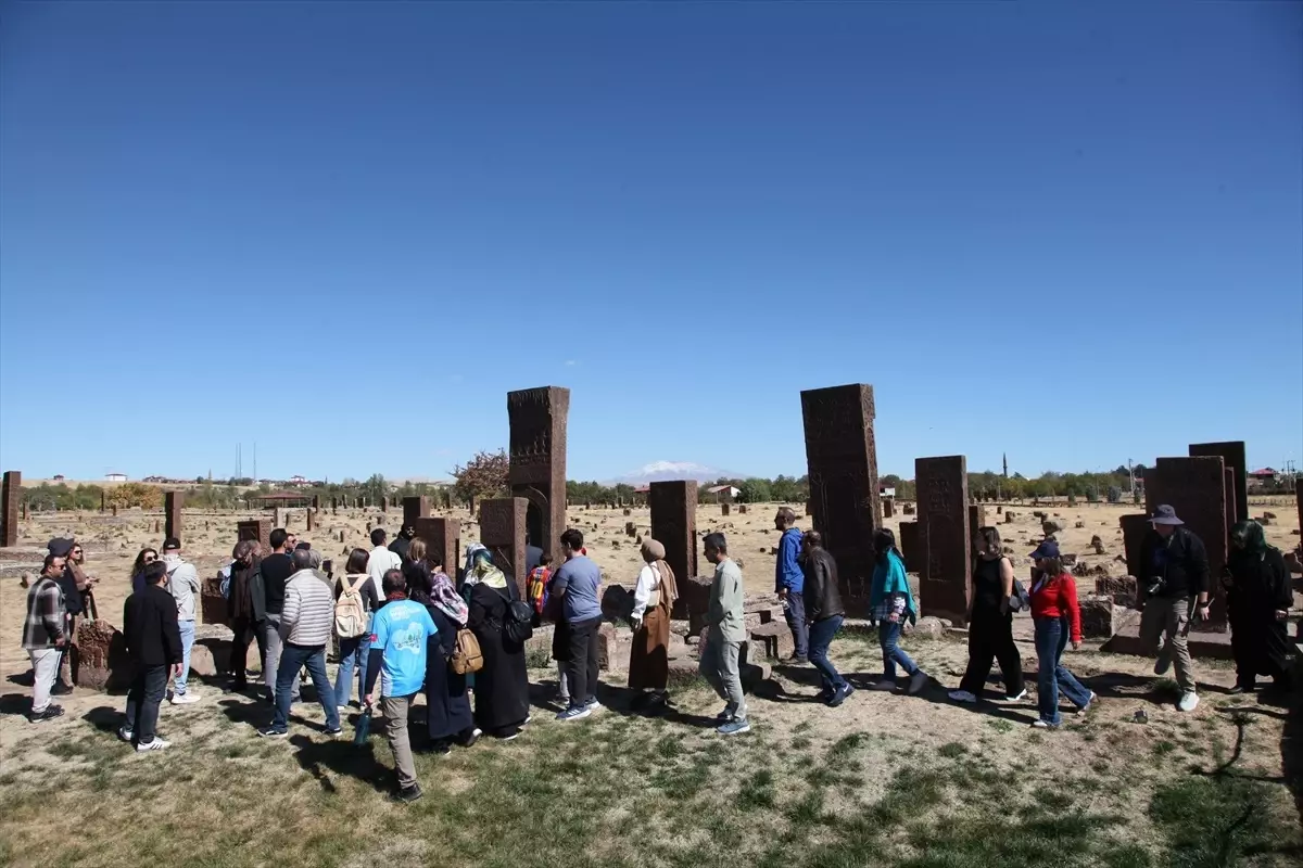Doğaseverler Ahlat’taki Tarihi ve Turistik Alanları Gezdi
