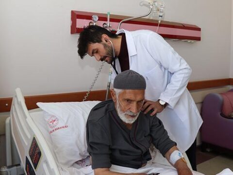 Doktor bile şaşırdı! ‘Nefesim daraldı’ diye acile geldi, kalbinden 1 litre sıvı boşaltıldı doktor bile sasirdi nefesim daraldi diye acile geldi kalbinden 1 litre sivi bosaltildi De2B17Zc.jpg