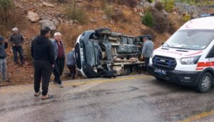 mersinde kamyonet devrildi uc yarali JtfPsbG1.jpg