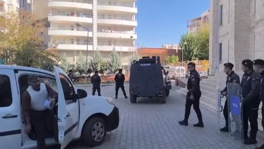 Eşi ve Amcasını Öldüren Şahıs Adliyeye Sevk Edildi esi ve amcasini olduren sahis adliyeye sevk edildi 7TWpzwyB.jpg